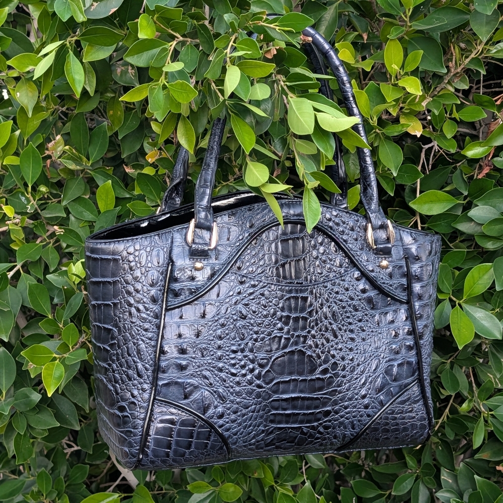 Chic Black Crocodile-Embossed Tote Bag - Picture 14 of 16